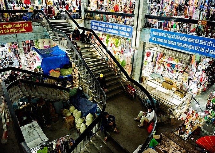 Bên trong chợ Đông Ba Huế