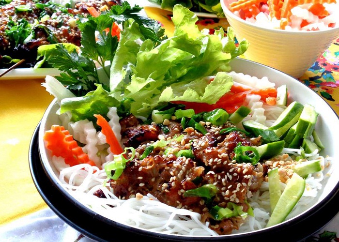 Bún thịt nướng đầy ắp thịt, thơm ngon, khó từ chối được