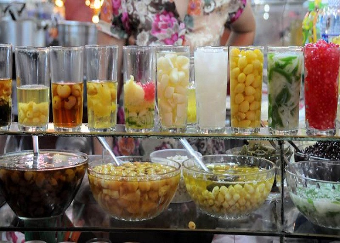 Những ly chè xếp ngay ngắn trên tủ kính