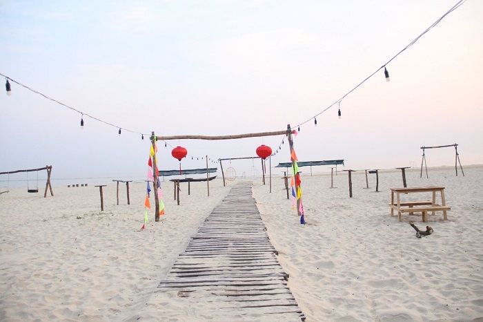 Lạc lối đường mòn bằng gỗ dẫn ra biển thật nên thơ