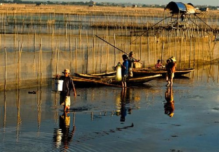 Cảnh sinh hoạt người dân trên phá 