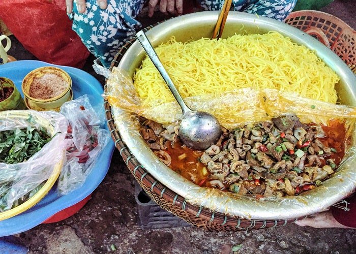 Bún nghệ xào lòng - món ăn được bày bán ở chợ Đông Ba