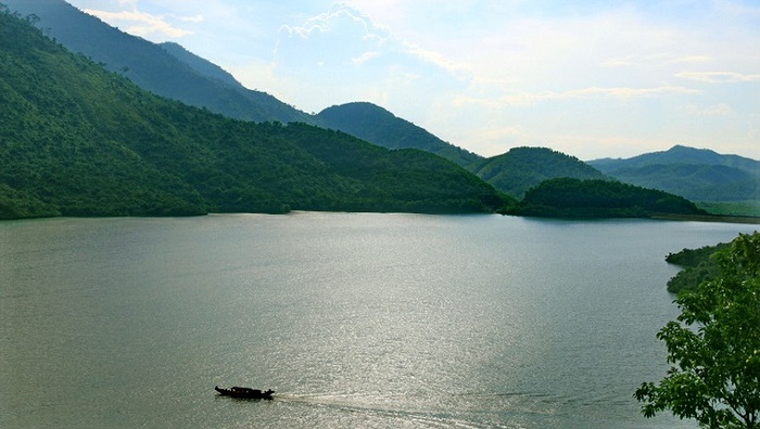 Muốn tới Thiền viện, bạn phải đi đò