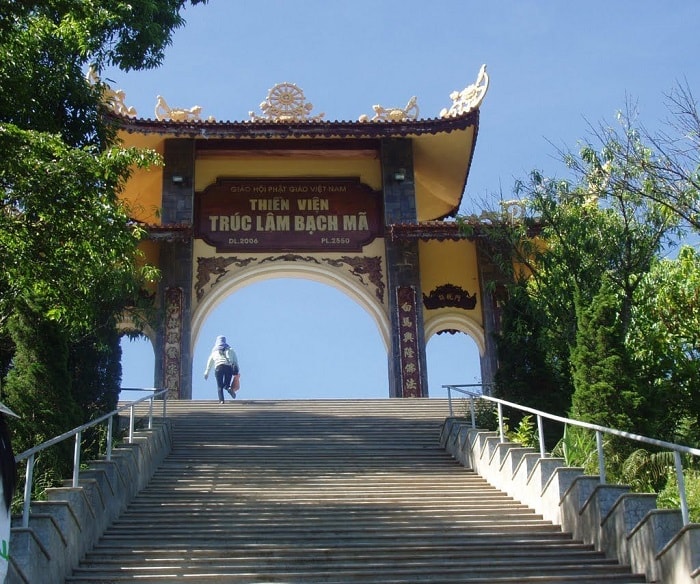Lối bậc thang dẫn tới Thiền viện 