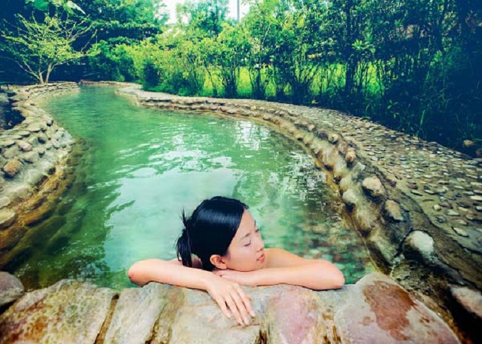 Ngâm mình trong làn nước khoáng nóng