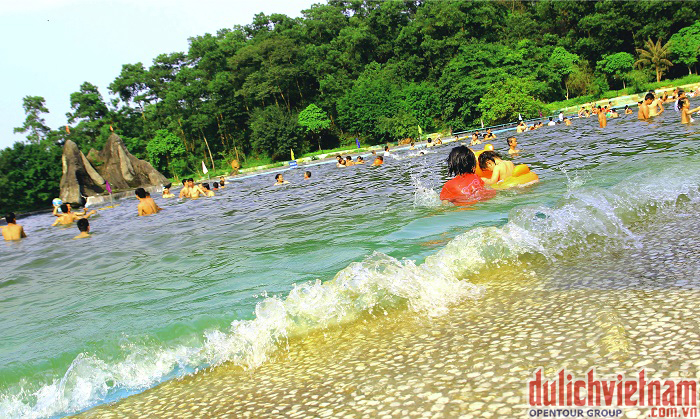 Hồ Tạo Sóng ở Khoang Xanh Suối Tiên