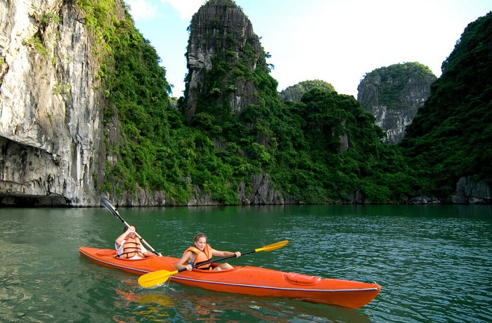 Trải nghiệm chèo kayak trên vịnh hạ long siêu thú vị