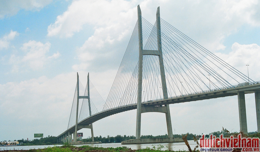 Cầu Mỹ Thuật - một cây cầu được xây dựng bắc qua sông Tiền, nối liền hai tỉnh Tiền Giang và Vĩnh Long
