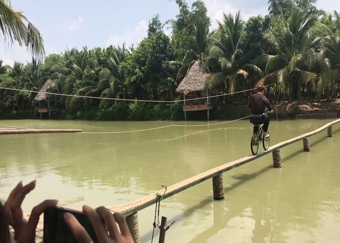 khách tour du lịch các tỉnh miền tây đi xe đạp trên cầu khỉ