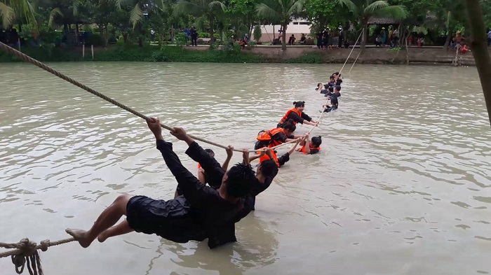 Khách tour du lịch các tỉnh miền tây tham gia đu dây qua sông