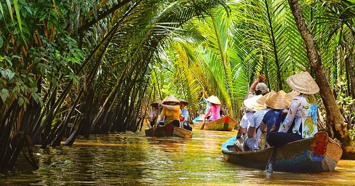Khách tour du lịch các tỉnh miền Tây tham gia chèo thuyền ba lá