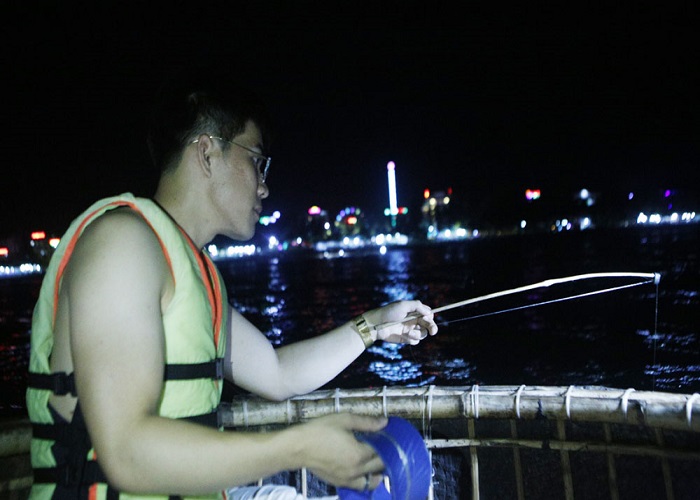 Câu mực giải trí trên biển Cửa Lò