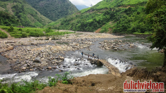 Suối ở Mù Cang Trái