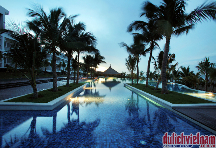 Bể bơi ngoài trời với không gian rộng rãi, thoáng mát