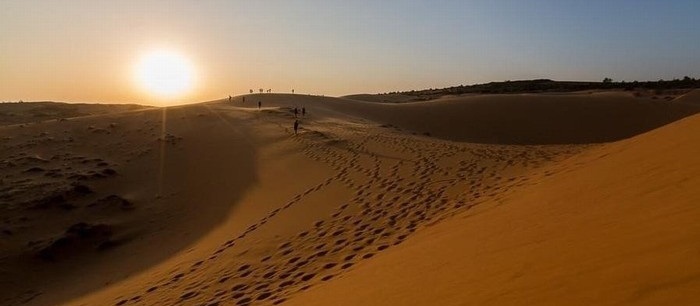 Ngắm mặt trời lặn cuối ngày 