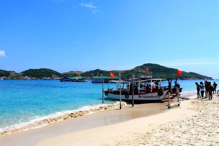 Đi thuyền ra đảo Bình Hưng