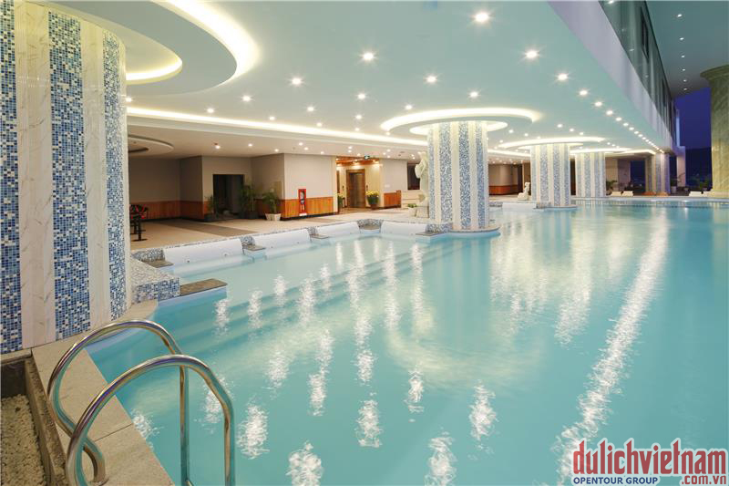 Bể bơi trong nhà của khách sạn Bavico International