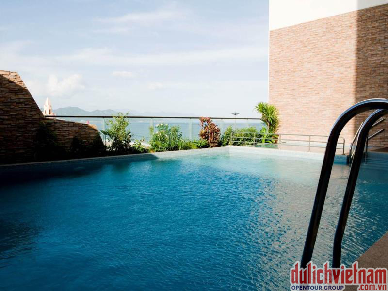 Bể bơi của khách sạn Novotel