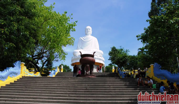 Tour Du Lịch Nha Trang 4 Ngày Từ Hà Nội, Kim Thân Phật Tổ Bạn có cơ hội được chiêm ngưỡng Kim Thân Phật Tổ cao 24m ngự trên đỉnh đồi