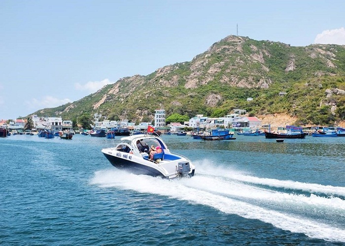 Đến đảo Bình Ba từ cảng Ba Ngòi bằng thuyền