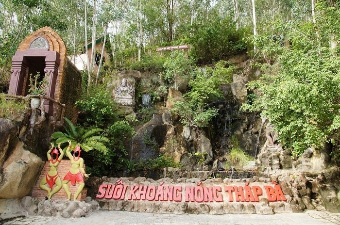 Du khách có thể ngâm mình thư giãn với bùn khoáng trong vòng 20 phút 