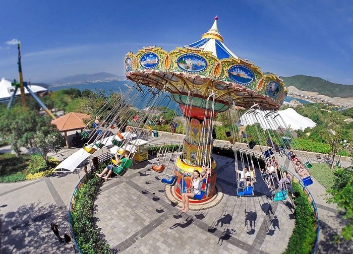 Du khách vui chơi tại Vinpearl Land Nha Trang  