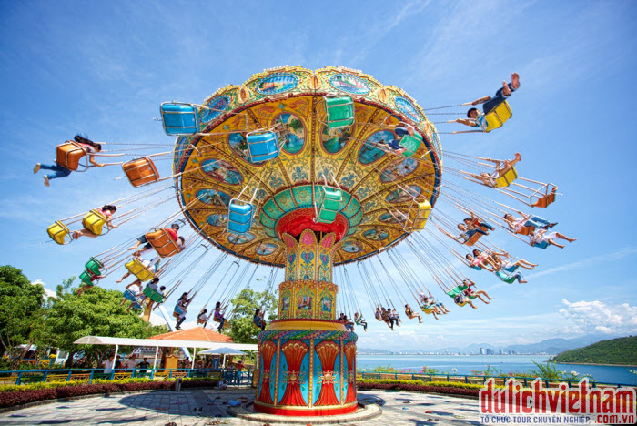 du lịch nha trang - Du khách tham gia trò chơi tại Vinpearl Land