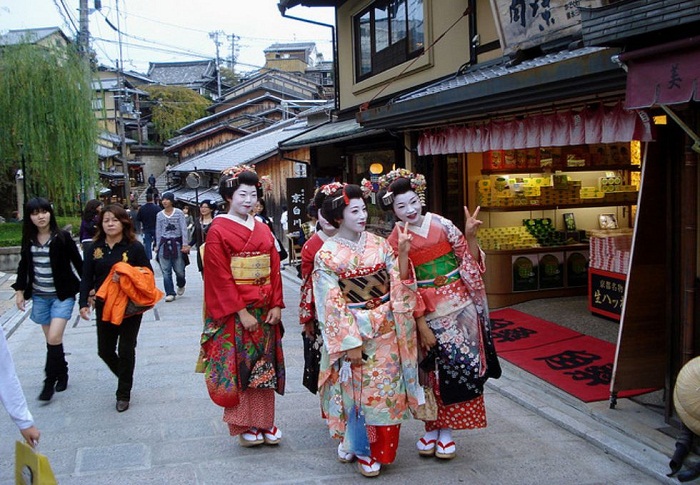 Trước đây, trên con phố Gion ta dễ bắt gặp hình ảnh những cô Geisha 