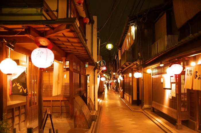 Phố cổ Gion nơi lưu giữ những nét truyền thống của một Nhật Bản cổ xưa Vẻ lung linh về đêm của con phố Gion cổ kính và huyền bí