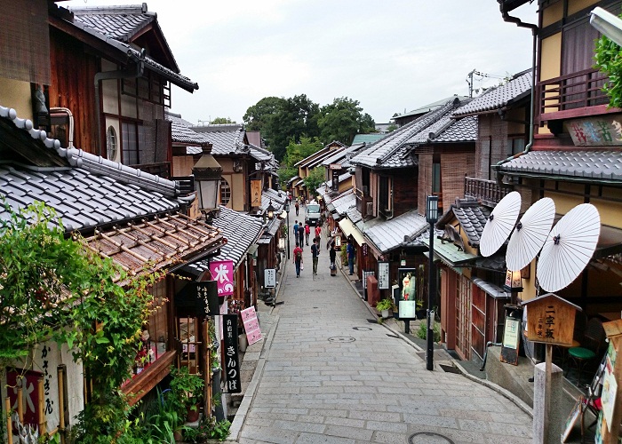 Phố cổ Gion nơi lưu giữ những nét truyền thống của một Nhật Bản cổ xưa Những ngôi nhà cổ kính vẫn còn lưu giữ ở con phố Gion này