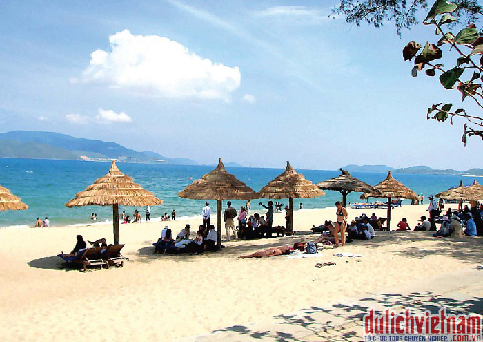Du khách tắm biển thư giãn bãi biển Hòn Rơm