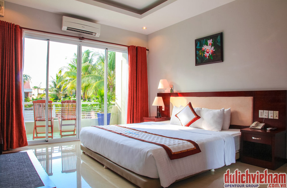 Phòng ngủ thoáng mát, đầy đủ tiện nghi, có ban công