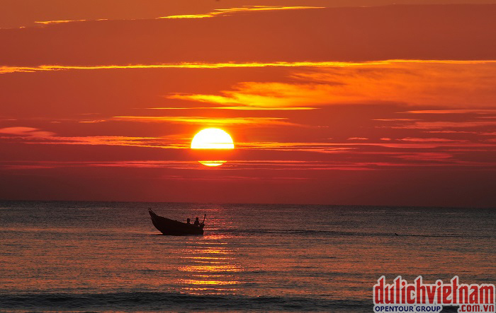 Bình minh trên biển Quan Lạn Bình minh trên biển Quan Lạn