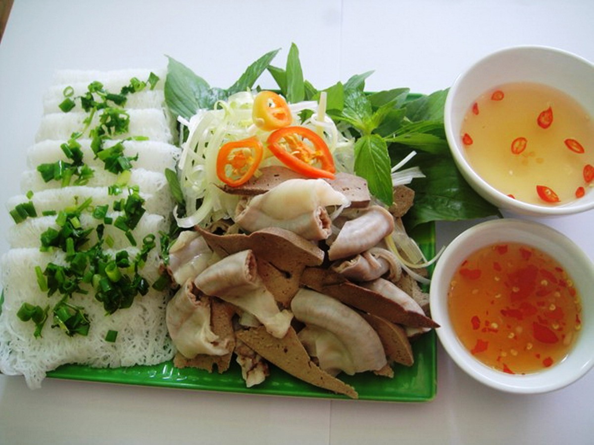Đừng quên nếm thử món bánh hỏi lòng heo