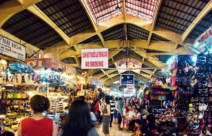 Nhiều mặt hàng được bày bán bên trong chợ Bến Thành 
