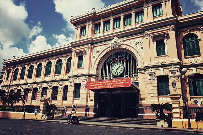 Bưu điện trung tâm Sài Gòn địa điểm thu hút nhiều du khách