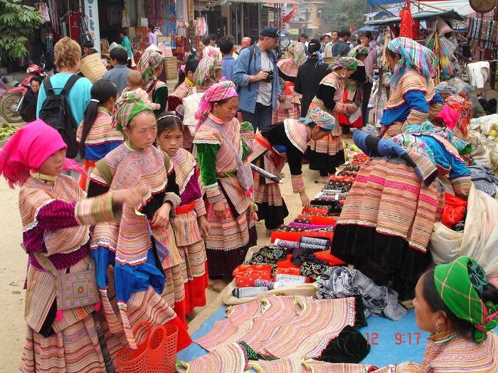 Thỏa sức mua sắm quà lưu niệm tại Chợ Sapa