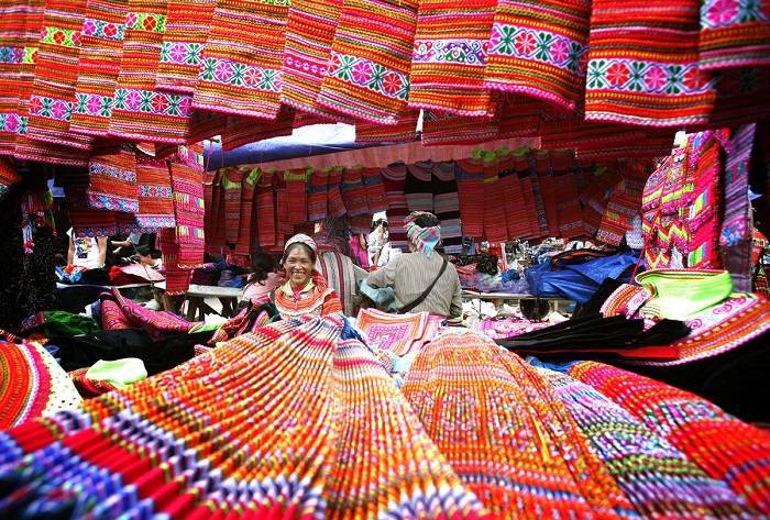 Bạn cũng có thể diện váy thổ cẩm Sapa để chụp hình lưu niệm