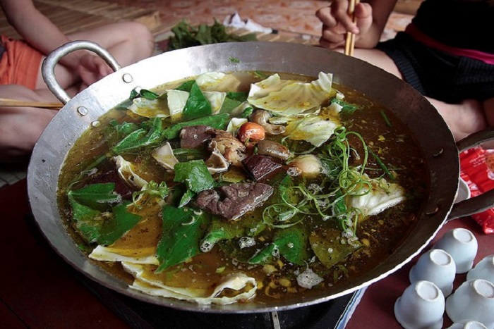 Thắng Cố ngon hơn khi dùng kèm với rau xanh