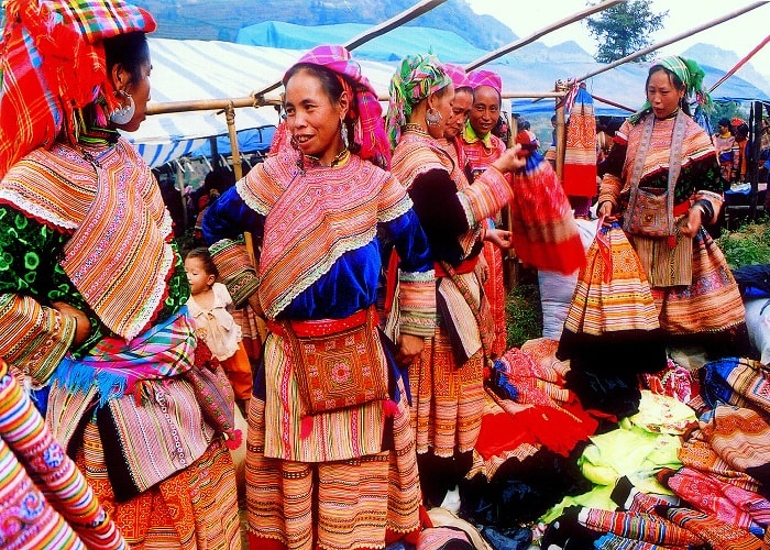 Phụ nữ vùng cao trong trang phục thổ cẩm