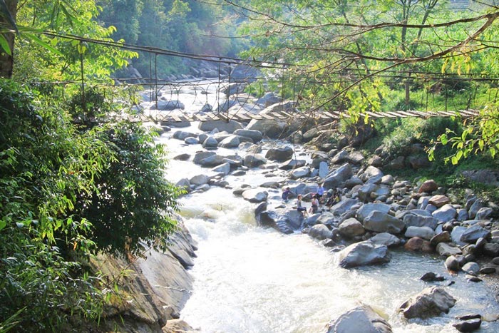 Suối Hoa đẹp huyền ảo, thơ mộng ở thung lũng Mường Hoa