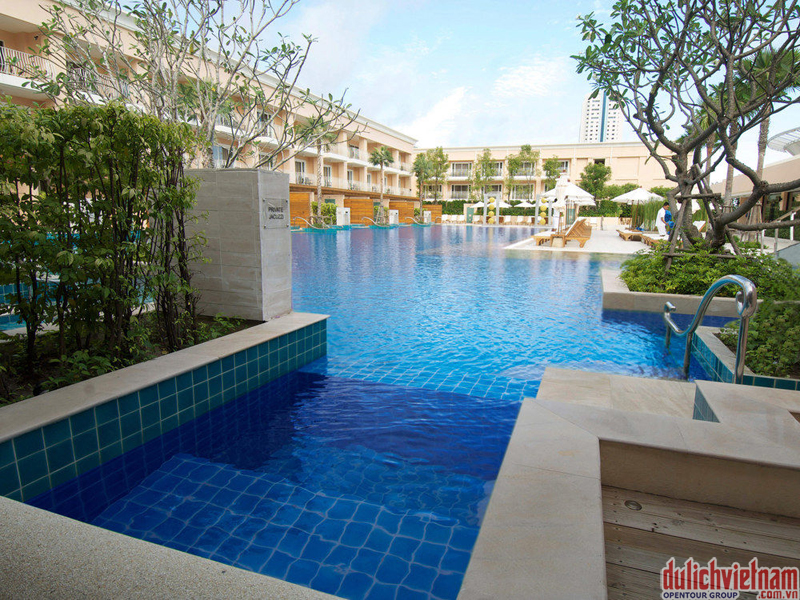 Bể bơi ngoài trời rộng rãi, thoải mái Bể bơi ngoài trời rộng rãi, thoải mái