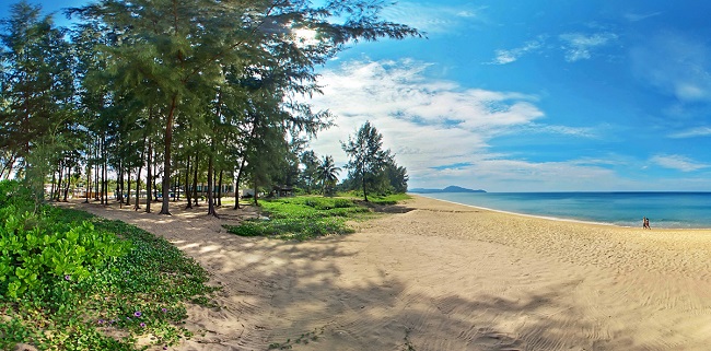 Bờ biển Mai Khao đẹp như thơ