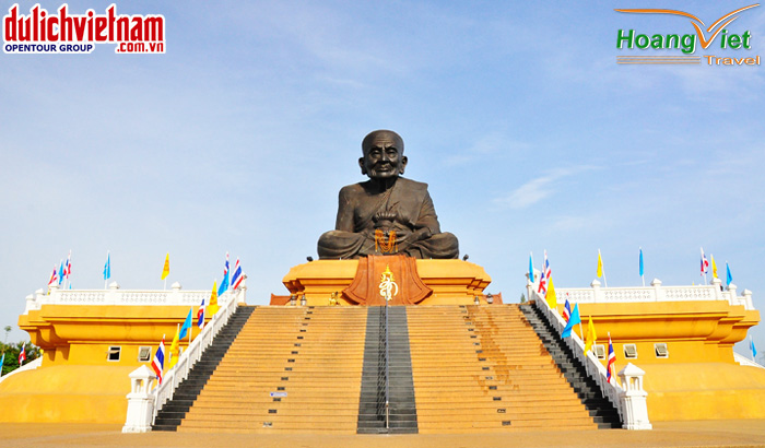 Tượng Phật ngồi Wat Huay Mongkol