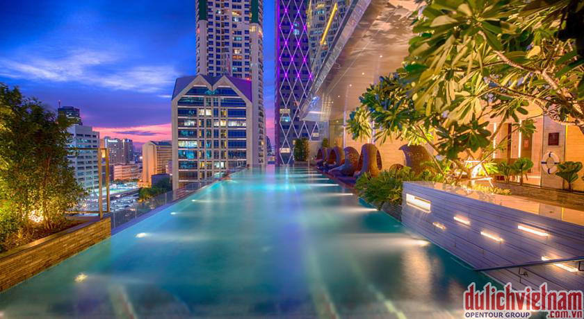 Bể bơi ngoài trời của khách sạn