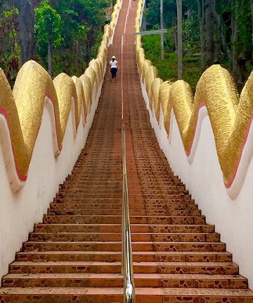 Đền Wat Phra That Doi Kham