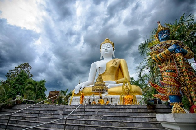 Đền Wat Phra That Doi Kham