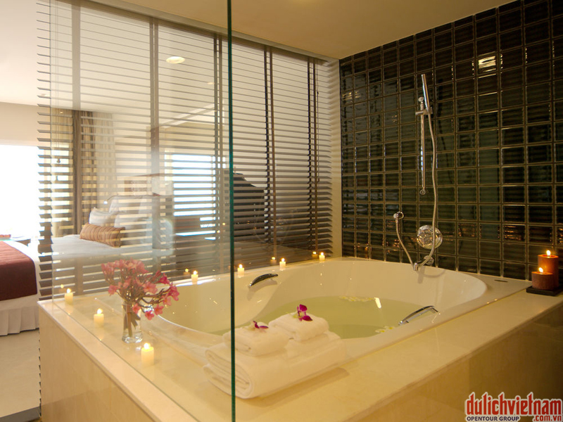 Phòng tắm với đầy đủ dụng cụ Phòng tắm với đầy đủ dụng cụ