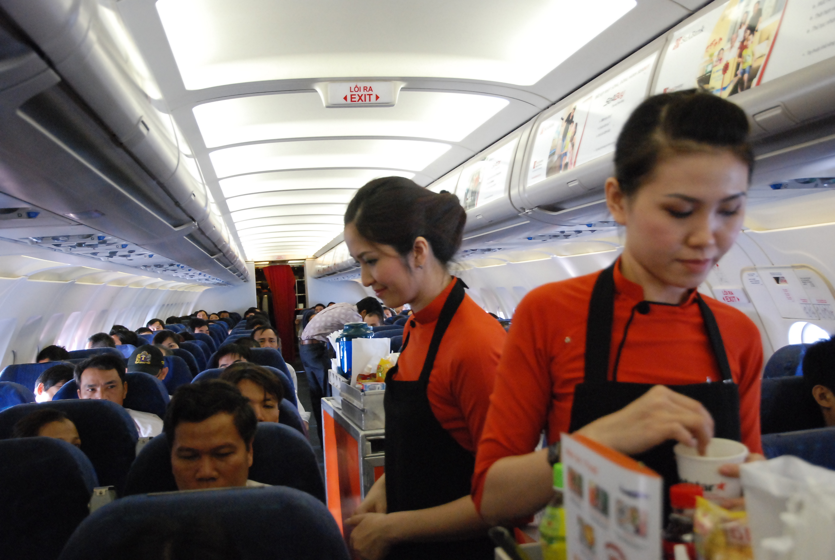 phục vụ trên máy bay jetstar