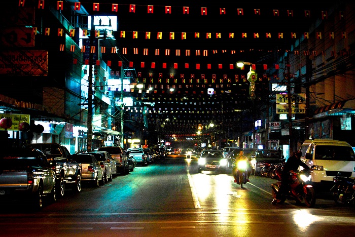 Thành phố Chiang Rai về đêm yên bình Thành phố Chiang Rai về đêm yên bình